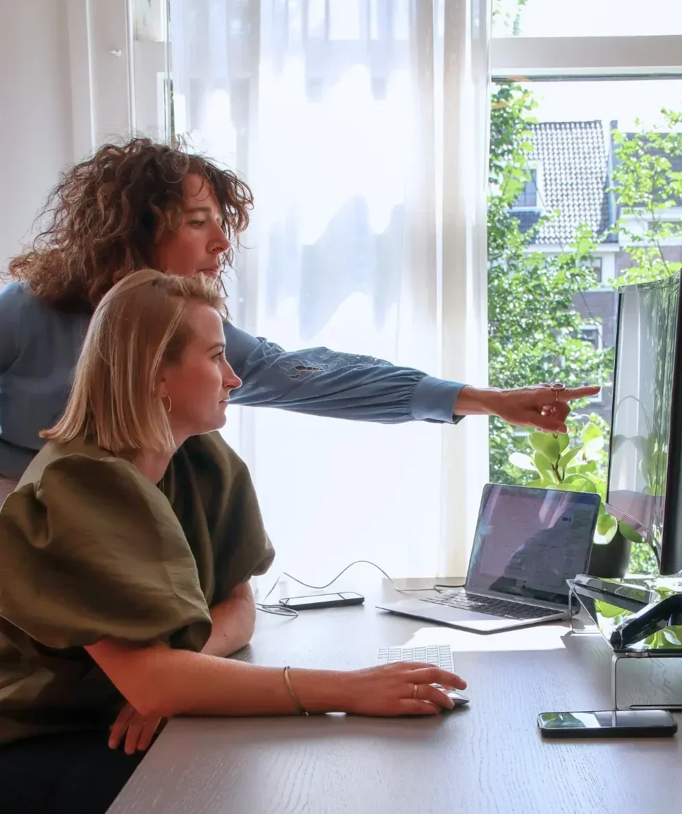 Recruitmentconsultants van Decent in gesprek op kantoor in Amsterdam